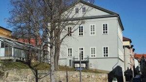 Blick vom Phyletischen Museum auf das Hellfeldsche Haus und die Neugasse (aufgenommen 2021)
