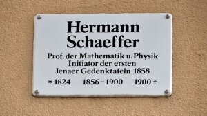 Hermann Schaeffers Gedenktafel am Markt 10 (aufgenomen 2021)