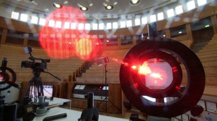 Laserlicht im großen Hörsaal der Physik am Max-Wien-Platz 1 (2014; Symbolbild)