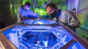 Dr. Frederik Tuitje (r.) und Tobias Helk (l.) aus dem Team von Prof. Spielmann vom IOQ bereiten die Laser-Plasma-Quelle für Experimente vor.