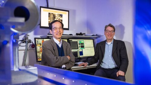 Prof. Ralf Röhlsberger mit Yutaka Yoshida