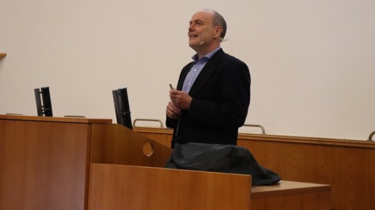 Der Dekan, Prof. Dr. Ulf Peschel, informiert über die Entwicklung der Fakultät im letzten Jahr