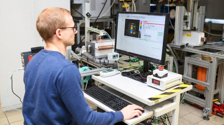 Master student measuring thermal properties of bulk and powder metallic alloys by analyzing local temperature distribution and heat flow.