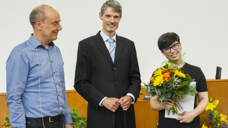 Dr. Rosella Gamba (rechts) nimmt den von Rohde & Schwarz gestifteten Fakultätspreis 2024 für die beste Doktorarbeit von Dr. Hendrik Bartko (Mitte) entgegen.