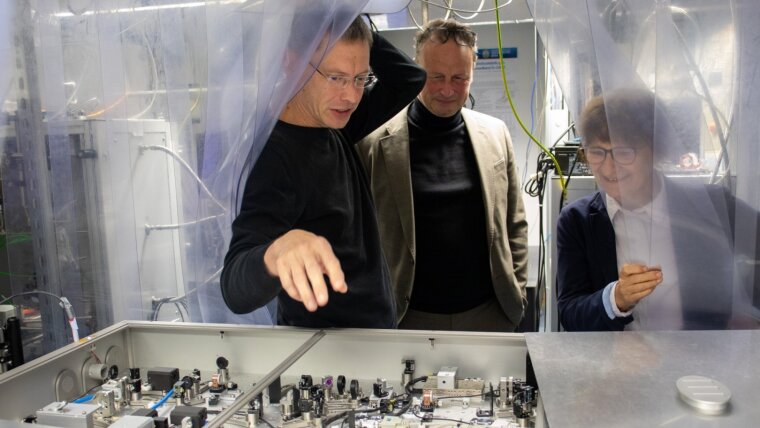 Dr. Ackermann explains the experimental setup to Prof. Marx and Dr. Eberhardt.