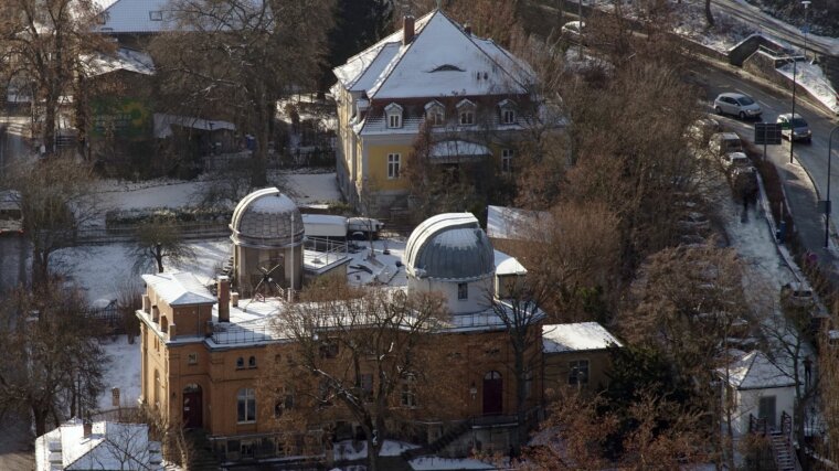 Blick vom Jentower auf Astrophysikalisches Institut und Universitäts-Sternwarte sowie Kuppel der Urania-Sternwarte