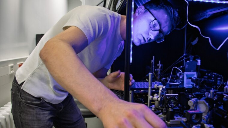 PhD Student Maximilian Weißflog in the Laboratory at the Abbe Center of Photonics Jena.