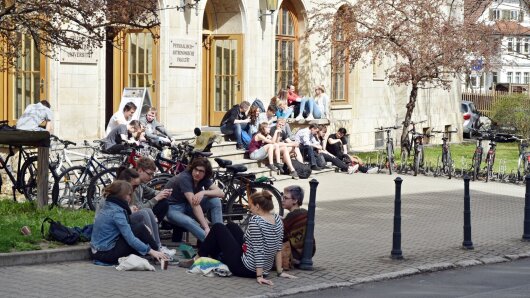 Studierende vor dem Max-Wien-Platz