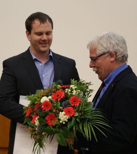 Der Fakultätspreis für die beste Masterarbeit wurde Herrn Malte Per Siems verliehen für seine Masterarbeit "Untersuchung und Anpassung der Eigenschaften ultrakurzpulslasergeschriebener Volumen-Bragg-Gitter in Kieselglas".