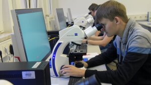 Studenten arbeiten an den neuen ZEISS-MIkroskopen