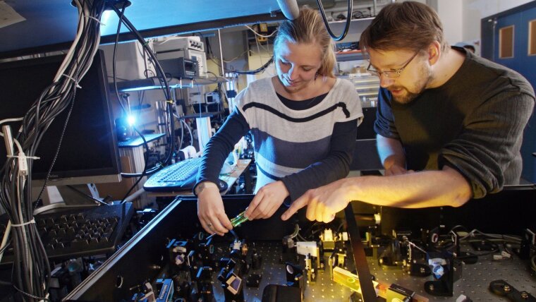 Physicists at the University of Jena simulate extreme magnetic field in a photonic model for graphene.